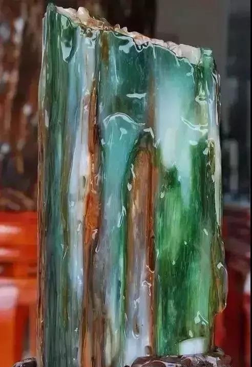 Hóa ra, thân cây khô này là "cây hóa ngọc" hay còn gọi là "gỗ hóa thạch", chính xác là gỗ được bảo quản ở trạng thái đã hóa thạch.