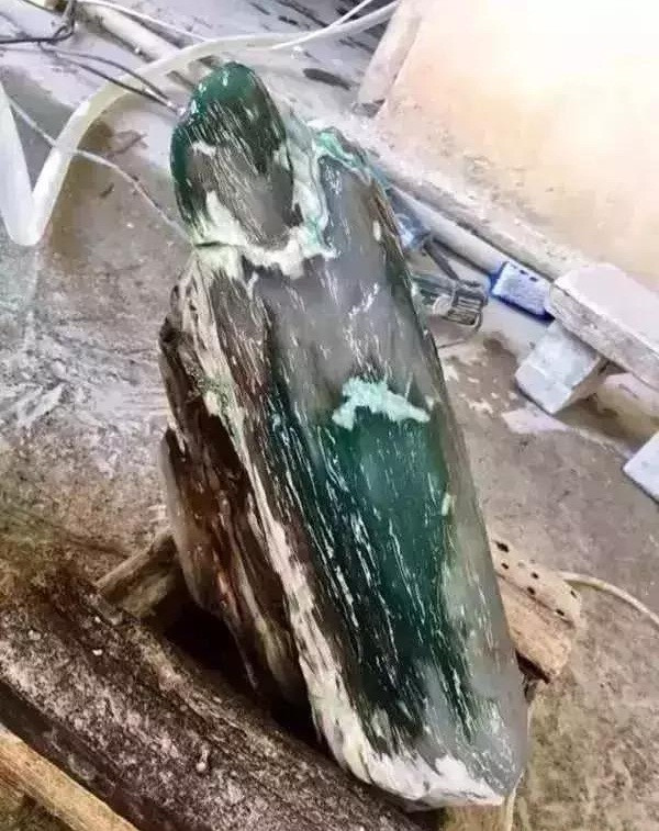 Chẳng ngờ, sau khi rửa sạch sẽ, anh phát hiện mảnh thân cây này có màu sắc và chất liệu hết như một khối ngọc phỉ thúy.