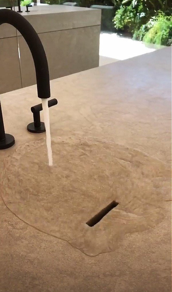 Chiec voi nuoc dac biet trong nha nghe si “sieu vong 3” Kim Kardashian-Hinh-5