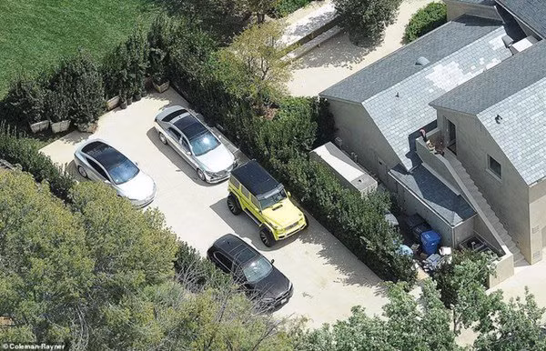 Chiec voi nuoc dac biet trong nha nghe si “sieu vong 3” Kim Kardashian-Hinh-3