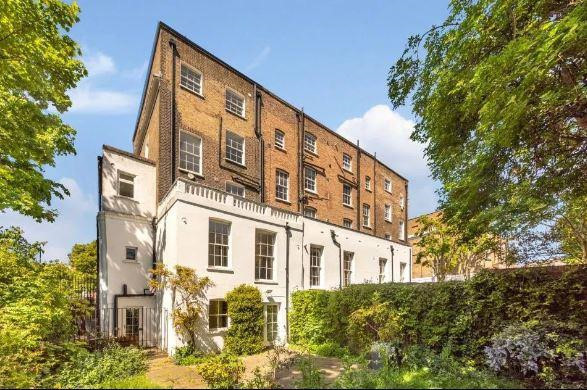 Căn nhà được thiết kế theo kiến trúc truyền thống, có diện tích hơn 306 m2 với 4 phòng ngủ, 3 phòng tắm.