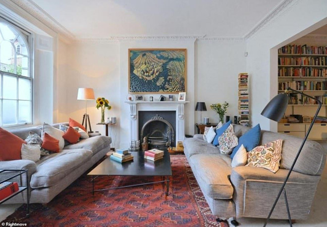 Phòng khách ấm cúng, lý tưởng để các chính trị gia trò chuyện. Điểm nhấn ở đây là lò sưởi mang phong cách cổ điển, cùng các ô cửa sổ tạo nên không gian nhẹ nhàng, cởi mở và thoáng đãng.