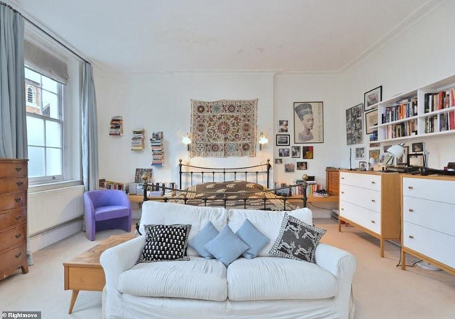 Phòng ngủ chính rộng lớn nằm ở tầng 1, có riêng một khu vực để tiếp khách và những ô cửa sổ mở ra cảnh sắc sân vườn.