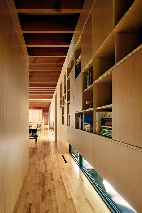 Ở hai mặt ngôi nhà, một bên gồm các tấm cửa kính trượt lớn tạo không gian mở liên kết ngôi nhà với môi trường bên ngoài. Ở mặt còn lại, các bức tường hoàn toàn làm bằng kính, cung cấp tầm nhìn ra khu rừng phía xa.