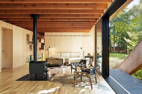 Ngôi nhà đặt trên khe núi, nằm giữa hai cây phong lớn, khối lượng ngôi nhà được tính toán sau cho giảm thiểu tối đa tác động với khu vực sàn nhà nằm lơ lửng.