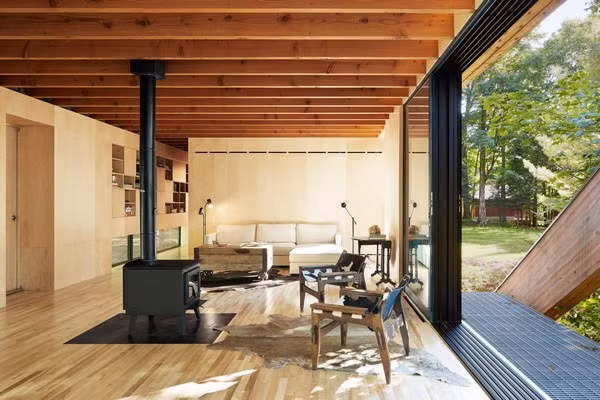 Ngôi nhà đặt trên khe núi, nằm giữa hai cây phong lớn, khối lượng ngôi nhà được tính toán sau cho giảm thiểu tối đa tác động với khu vực sàn nhà nằm lơ lửng.