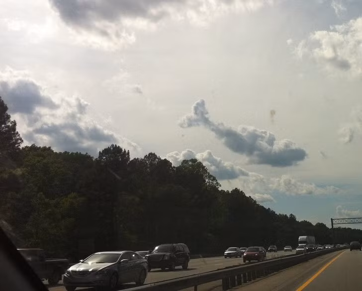 Đám mây hình cá voi trên bầu trời thực sự khiến cuộc hành trình của những người lái xe thêm phần thú vị, vui vẻ.