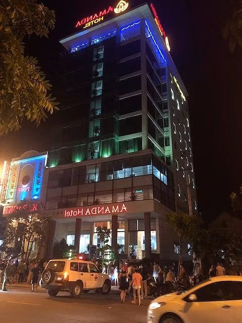 Nguoi dan ong nhay tu tang 11 cua khach san xuong dat-Hinh-2