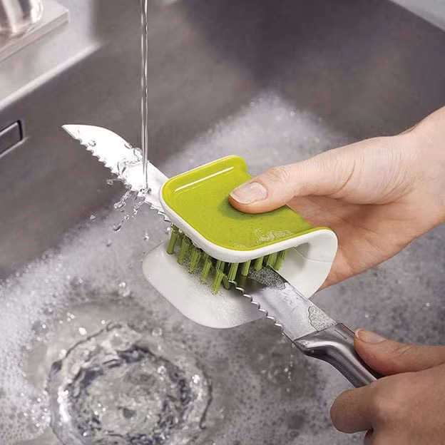 Giờ đây, với dụng cụ làm bếp thông minh này không còn cảm giác nguy hiểm khi rửa dao hay khó khăn trong việc luồn qua kẽ răng của chiếc dĩa nữa