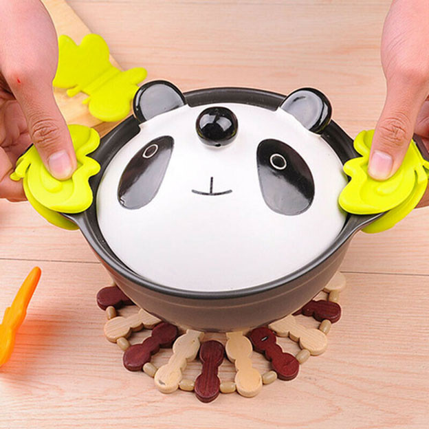 Những tay cầm dễ thương này vừa cách nhiệt, vừa có nam châm để bám giữ chắc chắn vào tay cầm của nồi kim loại, tránh bị trượt tay như khi dùng khăn tay. Xem video "Vợ đâm chết chồng vì bị chê nấu ăn dở". Nguồn VTC14: