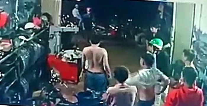 Hai anh em ruot trong thuong vi con do truy sat... 