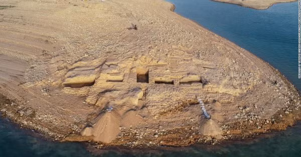 Sửng sốt phát hiện cung điện cổ tuyệt đẹp nhờ... hạn hán - Hình 2 Sung sot phat hien cung dien co tuyet dep nho... han han-Hinh-2