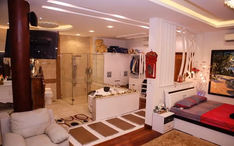 Còn đây là phòng ngủ của diễn viên Lý Hương với nội thất cổ điển châu Âu trang nhã.