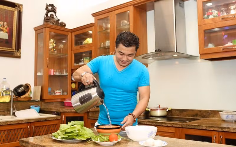 Toàn bộ tầng 2 là phòng ngủ của Lý Hùng với đầy đủ tiện nghi và nội thất sang trọng như khách sạn 5 sao.