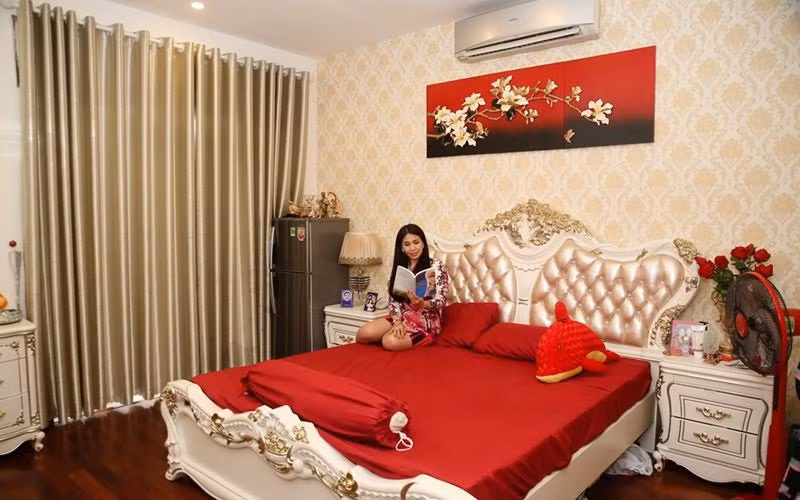 Dù em gái sống ở Mỹ nhưng Lý Hùng vẫn thiết kế phòng riêng để cô có chỗ ngủ mỗi khi về Việt Nam.