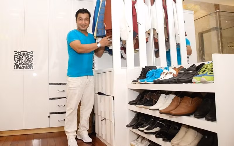 Trong phòng anh dành 1 góc để đồ đi diễn.