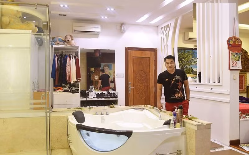 Phòng tắm toàn bộ bằng đá tượng trưng cho thổ, có bồn tắm lớn, kệ để hàng chục đôi giày.