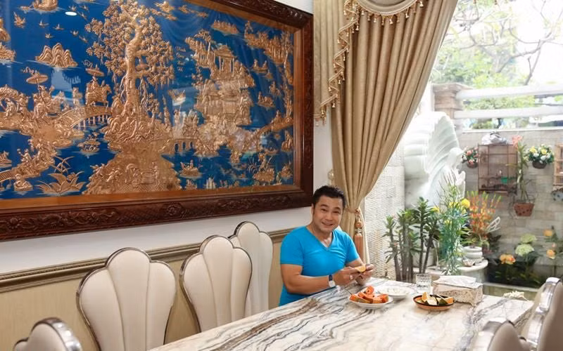 Bên trong biệt thự có thang máy để ba mẹ Lý Hùng tiện đi lại.