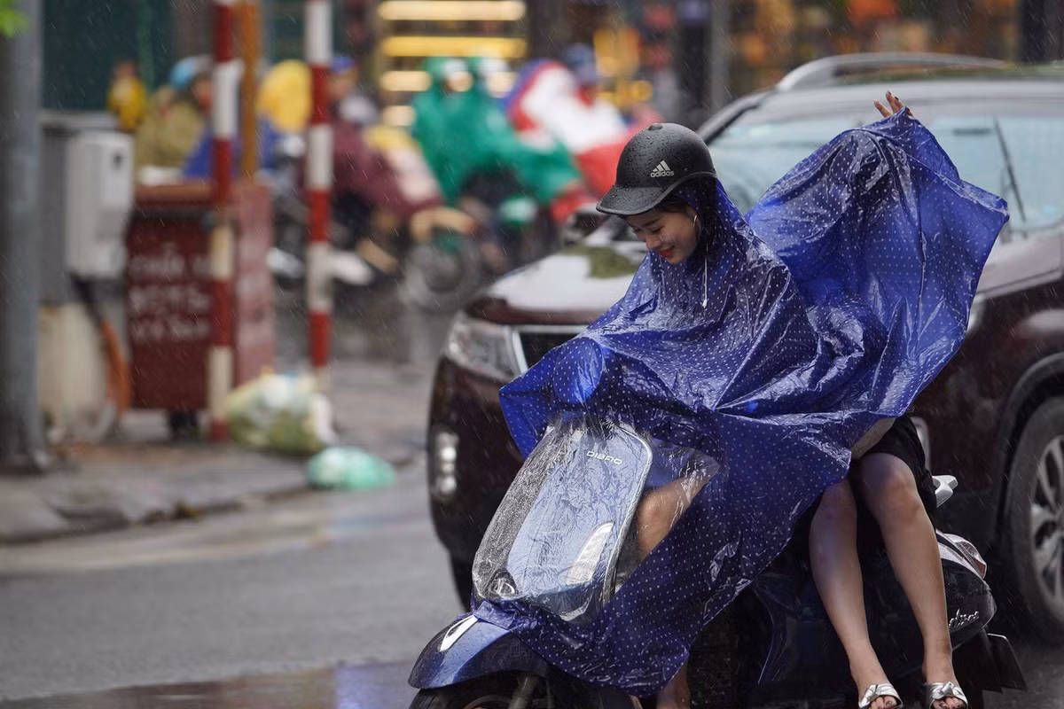 Đối với các huyện thường xuyên chịu ảnh hưởng của lũ rừng ngang là Phúc Thọ, Thạch Thất, Quốc Oai, Chương Mỹ, Mỹ Đức - ông Chung yêu cầu cần chủ động triển khai đồng bộ các giải pháp ứng phó lũ. Kịp thời khắc phục hậu quả sau lũ có thể xảy ra.