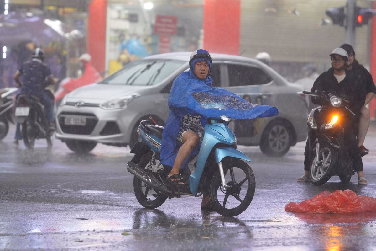 Theo dự báo, thời tiết khu vực Hà Nội từ đêm nay có mưa, gần sáng và và ngày mai có mưa vừa đến mưa to, có nơi mưa rất to và dông. Trong mưa dông có khả năng xảy ra lốc, sét và gió giật mạnh.