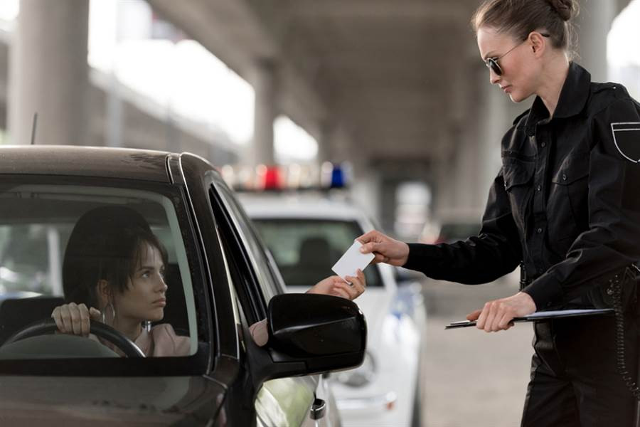 Canh sat kiem tra bang lai, co gai noi mot cau canh sat 