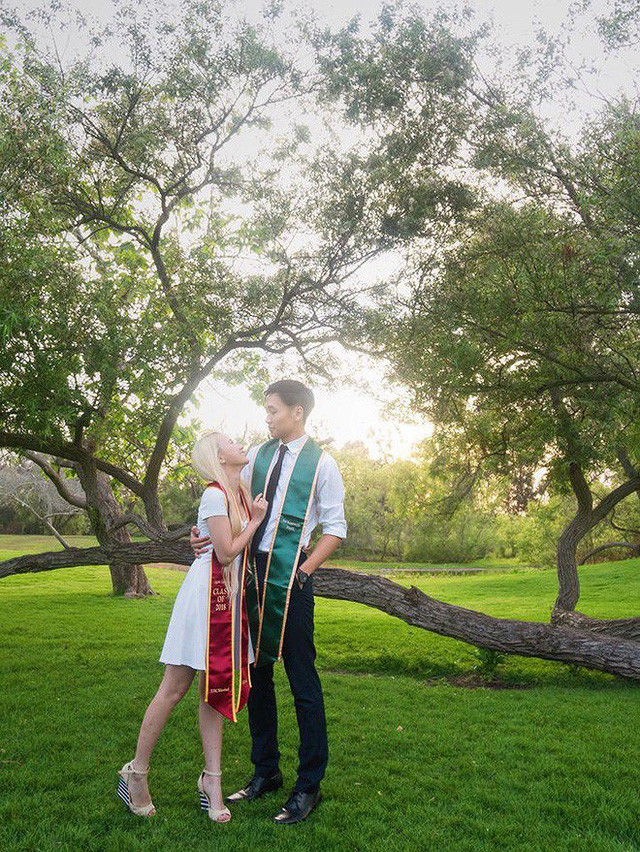 Kenny Minh Vũ đã tốt nghiệp đại học vào tháng 5/2018. Nói về bạn trai kém tuổi, Xuân Nghi thổ lộ anh vừa là "bạn thân", vừa là "bạn tâm giao" của cô trong suốt thời gian qua.