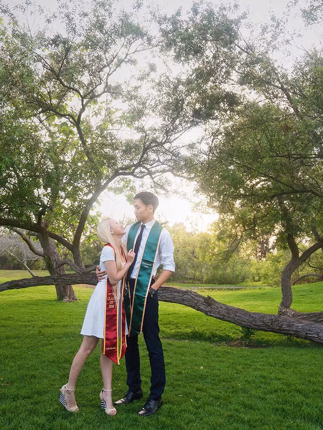 Kenny Minh Vũ đã tốt nghiệp đại học vào tháng 5/2018. Nói về bạn trai kém tuổi, Xuân Nghi thổ lộ anh vừa là "bạn thân", vừa là "bạn tâm giao" của cô trong suốt thời gian qua.