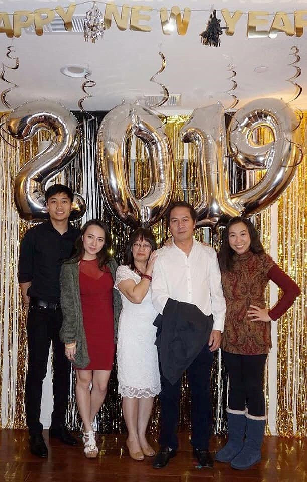 Bạn trai Việt kiều chụp ảnh cùng gia đình Xuân Nghi trong dịp đầu năm 2019.