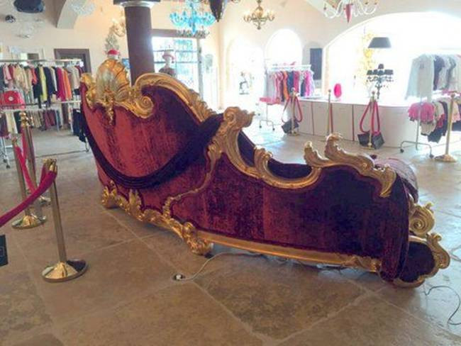 Trên ghế còn có dòng chữ "làm đặc biệt cho Michael Jackson bởi Colombostile”.