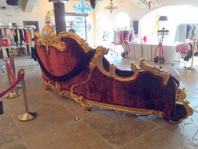 Trên ghế còn có dòng chữ "làm đặc biệt cho Michael Jackson bởi Colombostile”.