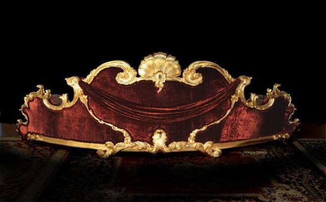 Nhà thiết kế Kenneth Bordewick tiết lộ, Michael Jackson chọn mẫu này vì ghế đỏ toát lên sự đế vương.