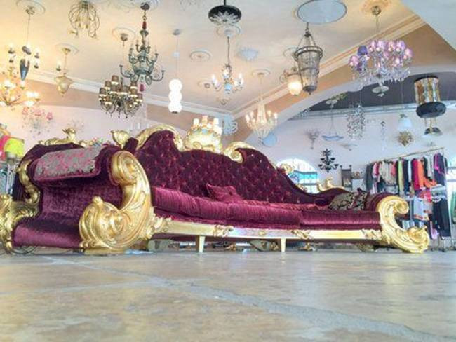 Chiều dài 4,9m, khung ghế làm từ gỗ quý. Chi tiết dát vàng là tay vịn, thành ghế. Bên cạnh đó, một số chi tiết được chạm trổ tỉ mỉ.