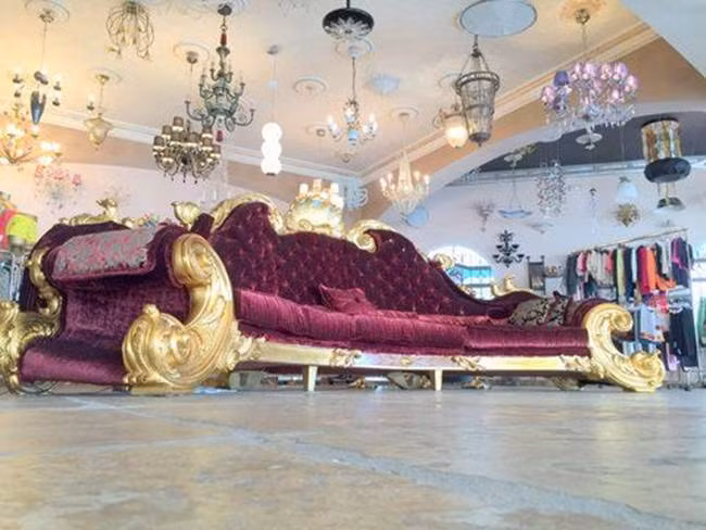 Chiều dài 4,9m, khung ghế làm từ gỗ quý. Chi tiết dát vàng là tay vịn, thành ghế. Bên cạnh đó, một số chi tiết được chạm trổ tỉ mỉ.