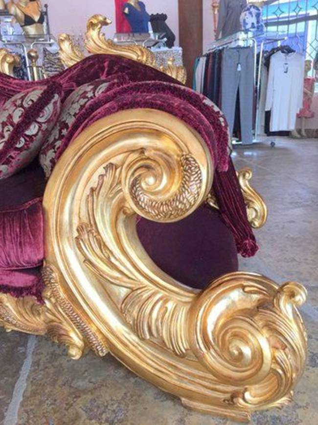 Chiếc ghế do Giovanni Maria Malerba thiết kế và được làm thủ công ở Italia. Loại nhung được phủ trên ghế cũng là loại nhung đắt tiền, tạo sự êm ái khi ngồi.