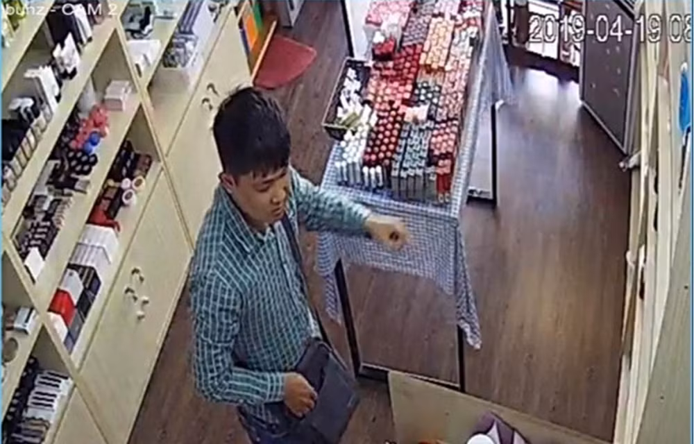 Nam thanh nien noi tieng Trung Quoc lua tien nhieu cua hang Da Nang