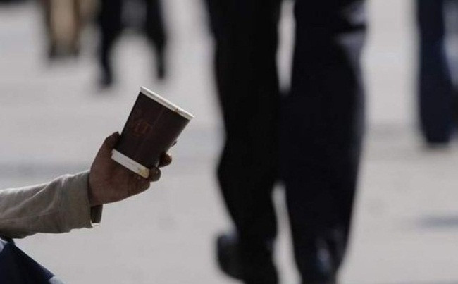 Tháng 6/2018, cảnh sát Dubai phát hiện một người ăn xin chỉ có 25 Dh (~158.000 đồng) trong người nhưng khi kiểm tra kỹ hơn họ phát hiện người này giấu 45.000 Dh (~284 triệu đồng) cùng nhiều tờ tiền của các quốc gia khác trong chân giả.