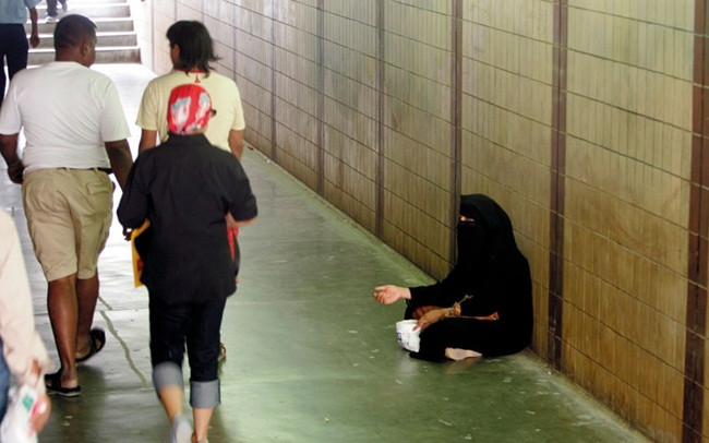 Năm 2010, tờ Khaleej Times cho hay, cảnh sát bắt giữ một người ăn xin tại một khách sạn 5 sao ở Dubai. Người này đến từ châu Á. Năm 2015, một nhân viên cảnh sát cho hay những người ăn xin làm ảnh hưởng danh tiếng, an ninh. Sự xuất hiện của họ không phải là hình ảnh dễ chịu.