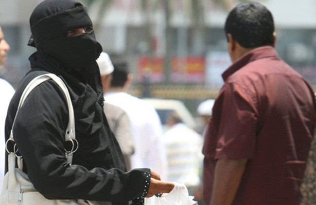 Ông Faisal Al Badiawi - một quan chức địa phương từng cho biết, những người ăn xin ở Dubai trung bình kiếm được 9000 Dh/ngày (~56 triệu đồng), tức 270000 Dh/tháng (~1,79 tỷ đồng). Nếu tính cụ thể theo giờ thì những người ăn xin kiếm được 1.500 Dh/giờ (~9,49 triệu đồng). Họ kiếm được nhiều tiền nhất khi đứng trước cửa nhà thờ Hồi giáo vào ngày thứ 6.