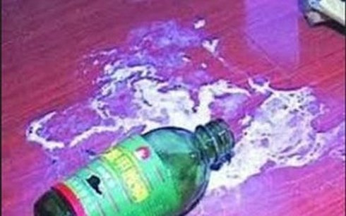 Thay vo uong thuoc sau tu tu, chong uong theo nhung khong chet