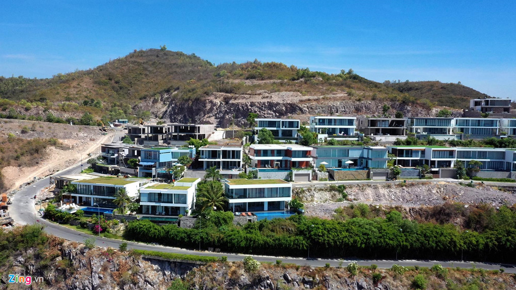 Dự án Anh Nguyễn Ocean Front Villas bao gồm 3 dự án thành phần. Chủ đầu tư xây dựng 203 căn hộ dịch vụ cao cấp Ocean Front Condominium Nha Trang cao 8 tầng, tòa nhà phức hợp Ocean Front AquaMarine Suite Apartment Nha Trang và 79 căn villas theo phong cách Địa Trung Hải. Các căn villas ở đây đang được rao bán với giá hàng triệu USD.