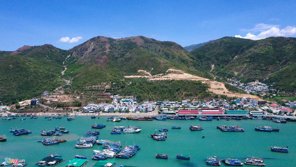 Một dự án khác là Haborizon Nha Trang (phường Phước Đồng) trên núi Hòn Rớ do Công ty TNHH Đầu tư và Xây dựng Thế giới Xanh làm chủ đầu tư cũng trong tình cảnh phá núi. Dự án này từng vướng lùm xùm khi chưa có giấy phép xây dựng nhưng chủ đầu tư đã vội vàng bạt núi, san ủi đất đá.