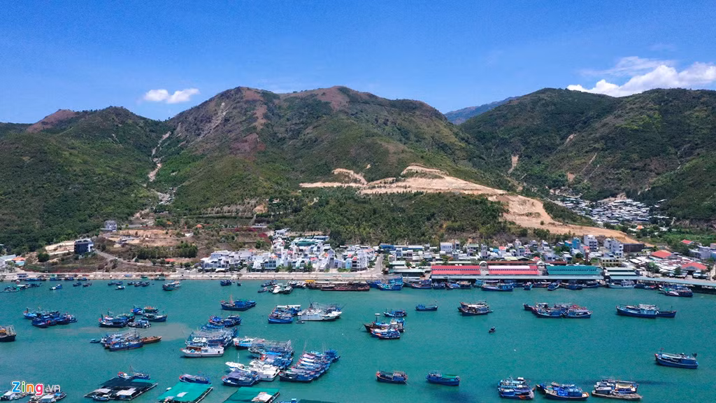 Một dự án khác là Haborizon Nha Trang (phường Phước Đồng) trên núi Hòn Rớ do Công ty TNHH Đầu tư và Xây dựng Thế giới Xanh làm chủ đầu tư cũng trong tình cảnh phá núi. Dự án này từng vướng lùm xùm khi chưa có giấy phép xây dựng nhưng chủ đầu tư đã vội vàng bạt núi, san ủi đất đá.
