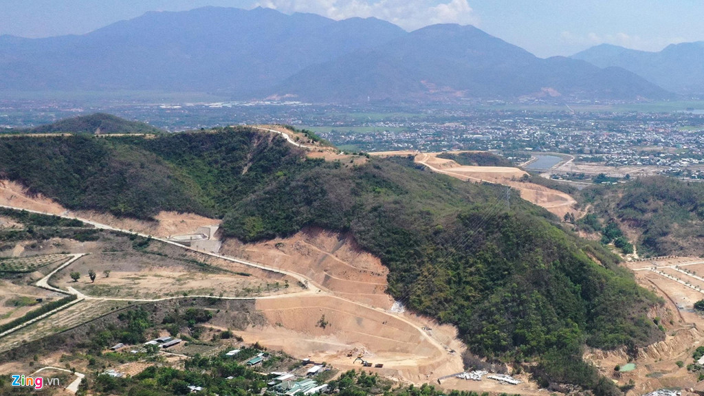 Nổi bật tại đây là dự án tâm linh xây dựng chùa Cửu Long Sơn Tự với diện tích 513 ha. Đại dự án này gồm quần thể chùa, gian hàng trưng bày vật phẩm liên quan đến phật giáo cùng nhiều sản phẩm biệt thự nghỉ dưỡng để bán.