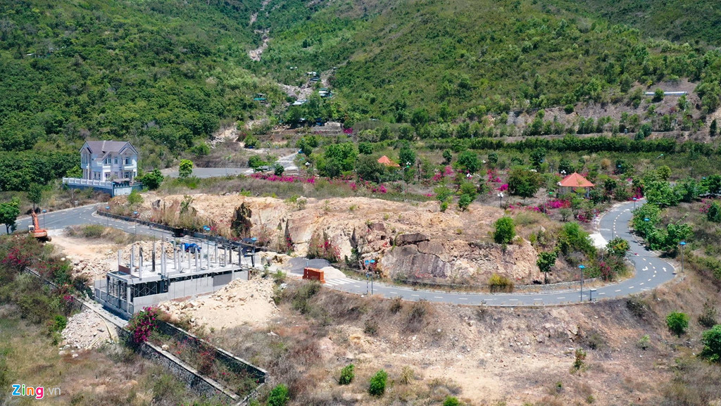 Bên cạnh dự án Haborizon Nha Trang là một khu vực khác cũng đang được xẻ núi, làm đường nhằm xây dựng các khu nhà ở để bán.