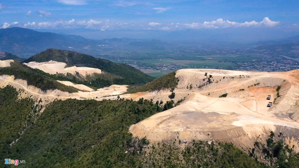 Núi Chín Khúc nằm tại xã Vĩnh Thái (TP Nha Trang, Khánh Hòa) cũng đang bị xẻ đất làm đường, san nền khiến thay đổi hiện trạng so với ban đầu. Người dân Nha Trang ví ngọn núi này như đang bị "cạo trọc", "xẻ thịt" bởi nhiều dự án bất động sản.