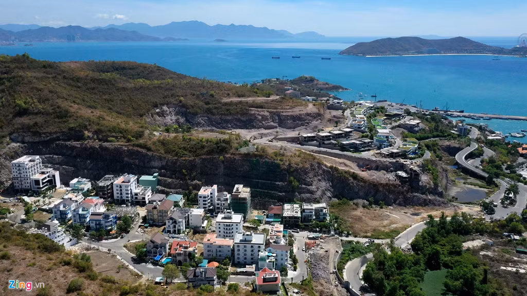 Cũng tại khu vực núi Cảnh Long còn có 2 dự án bất động sản được hình thành sau quá trình xẻ núi là khu biệt thự cao cấp Ocean View Nha Trang và dự án Anh Nguyễn Ocean Front Villas.