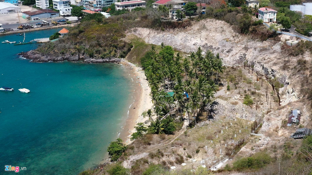 Với diện tích khoảng gần 13,6 ha di tích dinh Bảo Đại, chủ đầu tư là Công ty cổ phần Đầu tư Khánh Hà (liên doanh giữa Tổng công ty Khánh Việt (Khatoco) và Công ty cổ phần Tập đoàn Hà Đô) dự kiến xây nhà hàng, trung tâm hội nghị, bến du thuyền, khách sạn 5 sao 108 phòng và 36 biệt thự để bán. Dự án được UBND tỉnh Khánh Hòa phê duyệt quy hoạch chi tiết vào năm 2013 và giao đất vào năm 2014.