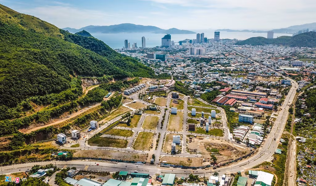 Một dự án khác nằm trên núi Hòn Xện (thuộc cung đường đèo Rù Rì) thuộc TP Nha Trang cũng trong tình trạng xẻ núi để làm bất động sản. Công trình có diện tích gần 11,6 ha với tổng vốn hơn 200 tỷ đồng. Được khởi công xây dựng năm 2011, sau 3 lần điều chỉnh, dự án đến nay đang trong giai đoạn hoàn thành. Ảnh: Minh Hoàng.