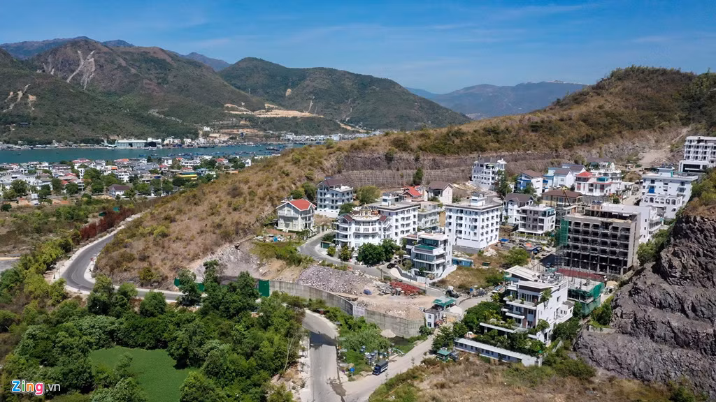 Trong khi đó, dự án khu biệt thự cao cấp Ocean View Nha Trang có diện tích gần 7,3 ha. Theo giấy phép được cấp, chủ đầu tư xây dựng 69 căn nhà biệt thự để bán, không được phân lô bán nền. Ngoài ra, trong quy hoạch 1/500 được duyệt, các biệt thự trong dự án Ocean View chỉ được phép xây cao từ 1-3 tầng, mật độ xây dựng 40%. Tuy nhiên, hiện nhiều người đã xây nhà cao 5-10 tầng, dùng làm khách sạn cho thuê, mật độ xây dựng 100%.