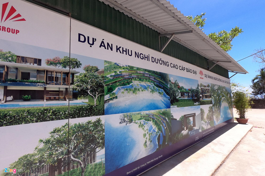 Trong quá trình thi công, chủ đầu tư Khánh Hà đã thay đổi địa hình của núi Cảnh Long bằng cách chặt đi nhiều cây xanh, san bằng nhiều đoạn vách núi. Đến năm 2018, chủ đầu tư vẫn loay hoay thi công phần móng các khu biệt thự và chưa hoàn thành toàn bộ dự án. Khi đó, chủ đầu tư bị Sở Xây dựng tỉnh Khánh Hòa xử phạt vì hành vi vi phạm tổ chức thi công xây dựng công trình không đúng với giấy phép đã cấp. Theo đó, toàn bộ khung cảnh, cấu trúc nguyên thủy bị phá hủy, chủ đầu tư cho xây vượt ngoài mức quy định của dự án.